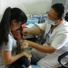 Nhân viên y tế dự phòng tiêm vắcxin dịch vụ cho người dân. (Ảnh minh họa: TTXVN)