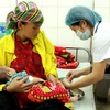 Kiểm tra sức khỏe trẻ nhỏ tại Bệnh viện Đa khoa Điện Biên. (Ảnh: Dương Ngọc/TTXVN) 