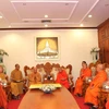 Đoàn đại biểu cấp cao Trung ương Giáo hội Phật giáo Việt Nam (trái) làm việc với Đoàn đại biểu Liên minh Giáo hội Phật giáo Lào. (Ảnh: Phạm Kiên/Vietnam+)
