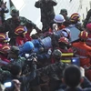 Một nạn nhân được giải cứu sau gần 3 ngày mắc kẹt dưới đống đổ nát. (Nguồn: news.cn)