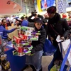 Người dân Mỹ mua hàng trong dịp giảm giá Black Friday. (Nguồn: AFP)
