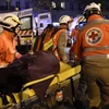 Cứu hộ chuyển người bị thương trong vụ khủng bố ở nhà hát Bataclan, Paris ngày 13/11. (Ảnh: AFP)
