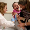Tiêm vắcxin cho trẻ. (Ảnh: AFP/TTXVN)