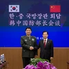 Bộ Quốc phòng Hàn Quốc Han Min-koo và người đồng cấp Trung Quốc Thường Vạn Toà. (Nguồn: rt.com) 