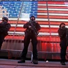Cảnh sát New York bảo đảm an ninh tại quảng trường Thời đại trong đêm đón Năm mới. (Ảnh: AP)
