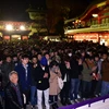 Người dân Nhật Bản cầu chúc năm mới tại một ngôi đền ở Tokyo ngày 1/1. (Ảnh: AFP/TTXVN)