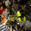 Nhân viên cứu hộ chuyển thi thể các nạn nhân tại hiện trường vụ đánh bom kinh hoàng ở Liban hôm 12/11/2015. (Ảnh: AFP/TTXVN)
