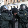 Cảnh sát Đức bắt giữ người biểu tình quá khích tại Leipzig, miền đông nước Đức ngày 12/12. (Ảnh: AFP/TTXVN)