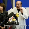 Bộ trưởng Y tế Pháp Marisol Touraine (trái) và Giáo sư về thần kinh của Bệnh viện Pontchaillou thông báo về sự cố thử nghiệm thuốc. (Ảnh: AFP/TTXVN)