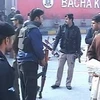 Lực lượng an ninh Pakistan đứng bên ngoài Đại học Bacha Khan. (Nguồn: smh.com.au)