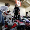 Người dân Canada ủng hộ quần áo cho người tị nạn nhập cư. (Nguồn: oann.com)