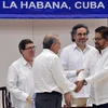 Đại diện Chính phủ Colombia (trái) và đại diện FARC (phải) tại lễ ký thỏa thuận hòa đàm, tại cuộc đàm phán ở Havana, Cuba ngày 15/12. (Ảnh: THX/TTXVN)