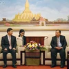 Tổng Bí thư Đảng Nhân dân Cách mạng Lào Bounnhang Vorachith (phải) tiếp Đặc phái viên của Tổng Bí thư Trung Quốc. (Ảnh: THX)