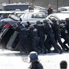 Cảnh sát lật một chiếc xe taxi Uber bị các tài xế taxi truyền thống tấn công tại Paris, Pháp. (Nguồn: businessinsider.com)