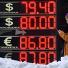Bảng tỷ giá đồng ruble so với các đồng ngoại tệ tại thủ đô Moskva. (Ảnh: AFP/TTXVN)