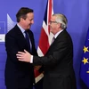 Thủ tướng Anh David Cameron (trái) và Chủ tịch Ủy ban châu Âu (EC) Jean-Claude Juncker. (Ảnh: AFP/TTXVN)