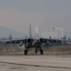 Máy bay Su-24 của Nga tham gia chiến dịch không kích IS hạ cánh xuống căn cứ quân sự ở tỉnh Latakia, Syria. (Ảnh: AFP/TTXVN)