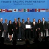 Bộ trưởng Thương mại và Kinh tế các nước thành viên tham gia TPP tại lễ ký. (Ảnh: AFP/TTXVN)