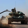 Xe tăng của quân đội Syria tiến vào thị trấnTal Jabin, phía bắc thành phố Aleppo ngày 3/2. (Ảnh: AFP/TTXVN)