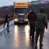 Các nhà hoạt động tại Ukraine chặn xe tải mang biển số Nga. (Nguồn: mukachevo.net)