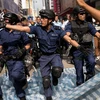 Cảnh sát giải tỏa tụ điểm biểu tình Mong Kok. (Ảnh: AFP/TTXVN phát)