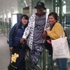 Ngôi sao Hollywood Samuel L. Jackson chụp ảnh cùng người hâm mộ tại sân bay Nội Bài. (Ảnh: Thanh Huyền/Vietnam+)