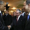 Tổng thống Mỹ Barack Obama bắt tay Chủ tịch Cuba Raul Castro tại Hội nghị thượng đỉnh các nước châu Mỹ. (Ảnh: AFP)