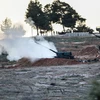 Xe tăng của Thổ Nhĩ Kỳ bắn pháo về các mục tiêu của lực lượng Kurd ở phía biên giới Syria ngày 17/2. (Ảnh: AFP/TTXVN)
