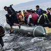 Người di cư tới đảo Lesbos của Hy Lạp sau hành trình vượt biển Aegean từ Thổ Nhĩ Kỳ. (Ảnh: AFP/TTXVN)