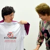 Tổng Giám đốc Tổ chức Y tế Thế giới Margaret Chan cầm chiếc áo có dòng chữ Zika Zero do Tổng thống Brazil Dilma Rousseff tặng. (Ảnh: AFP)