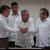 Chủ tịch Cuba Raul Castro (giữa) trong cuộc gặp với Tổng thống Colombia Juan Manuel Santos (trái) và Thủ lĩnh FARC Timochenko (phải) tại La Habana, Cuba ngày 23/9/2015. (Nguồn: AFP)