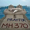 Bức tranh bằng cát được làm để tưởng niệm chiếc máy bay MH370. (Nguồn: controradio.it)