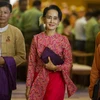 Bà Aung San Suu Kyi (giữa), lãnh đạo đảng NLD, sau khi tham dự phiên họp Hạ viện tại thủ đô Naypyidaw ngày 1/2. (Ảnh: AFP/TTXVN)