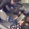 Một bé trai 3 tuổi bị kẹt tay vào trong thang cuốn ở Nam Kinh, Trung Quốc. (Nguồn: dailymail.co.uk)