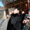 Nhà lãnh đạo Triều Tiên Kim Jong Un theo dõi vụ phóng tên lửa mang theo vệ tinh Kwangmyongsong-4. (Nguồn: Yonhap/ TTXVN)