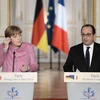Tổng thống Francois Hollande (phải) và Thủ tướng Angela Merkel tại cuộc họp báo chung sau cuộc gặp. (Nguồn: AFP/TTXVN)