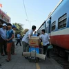 Hành khách đi tàu hỏa được trung chuyển tại ga Biên Hòa. (Ảnh: Sỹ Tuyên/TTXVN)
