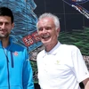 Giám đốc điều hành giải đấu Indian Wells Raymond Moore và tay vợt Novak Djokovic. (Nguồn: Getty Images)