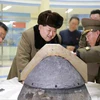 Nhà lãnh đạo Triều Tiên Kim Jong-​Un thị sát việc thử nghiệm một vật thể được cho là đầu đạn tên lửa đạn đạo. (Nguồn: Yonhap/TTXVN)