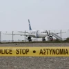 Chiếc máy bay của hãng hàng không Egyptair sau khi bị bắt cóc và phải hạ cánh xuống sân bay Larnaca ở Cộng hòa Cyprus ngày 29/3. (Nguồn: AFP/TTXVN)