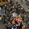 Nhân viên cứu hộ nỗ lực tìm kiếm nạn nhân vụ sập cầu ở Kolkata. (Nguồn: THX/TTXVN)