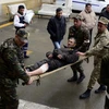 Lực lượng cứu hộ Azerbaijan chuyển binh sỹ bị thương trong cuộc giao tranh tại Nagorny Karabakh tới bệnh viện. (Nguồn: THX/TTXVN)