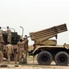 Binh sỹ quân đội Iraq chuẩn bị bệ phóng rocket trong chiến dịch chống IS tại thành phố Makhmur, cách Mosul 50 km. (Nguồn: THX/TTXVN)