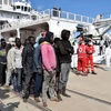 Người di cư tới Messina của Italy sau khi được lực lượng bảo vệ Italy cứu ngoài khơi Sicily ngày 17/3. (Nguồn: AFP/TTXVN)