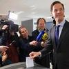 Thủ tướng Hà Lan Mark Rutte bỏ phiếu trong cuộc trưng cầu dân ý về thỏa thuận liên kết EU-Ukraine. (Nguồn: Reuters)