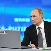 Tổng thống Nga Vladimir Putin trả lời trực tuyến người dân. (Nguồn: AP)