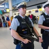 Cảnh sát đứng gác tại một sân bay tại Đức. (Nguồn: DPA)