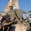 Thủ tướng Nepal K. P. Sharma Oli đặt hoa tại lễ tưởng niệm các nạn nhân động đất ở Kathmandu. (Nguồn: THX/TTXVN)