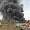 Đám cháy với cột khói đen cao hàng trăm mét. (Ảnh: Sỹ Tuyên/TTXVN)