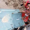 Lực lượng cứu hộ tìm thấy một mảnh vỡ của chiếc máy bay. (Nguồn: freemalaysiatoday.com)